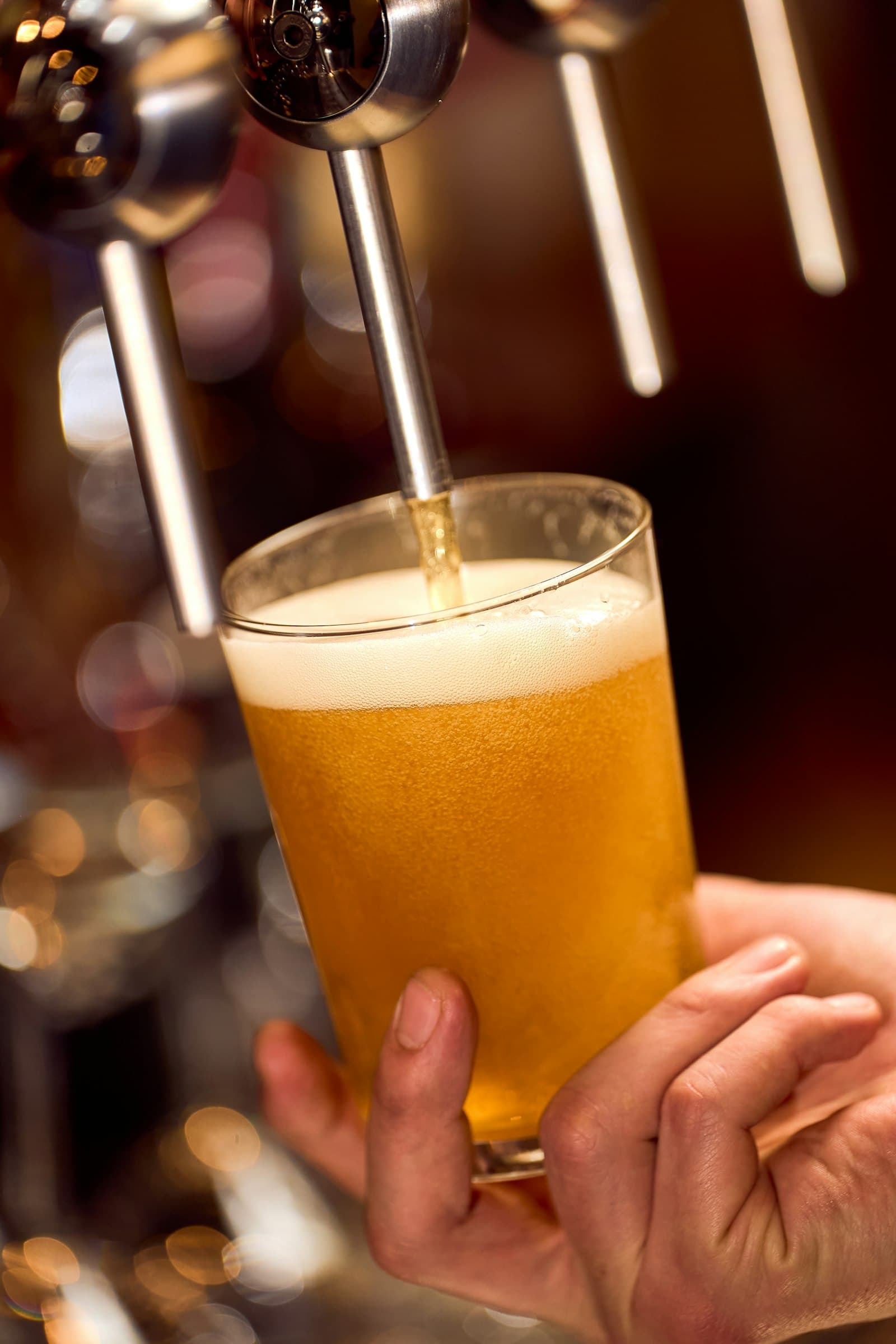 Chope artesanal Vierbrauer sendo servido